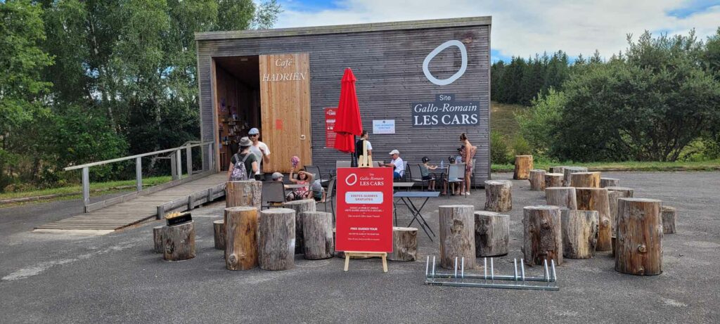 Le Café-boutique "Hadrien" et sa terrasse aux abords du site archéologique des Cars. Saint-Merd-Les-Oussines, Corrèze, Nouvelle-Aquitaine.