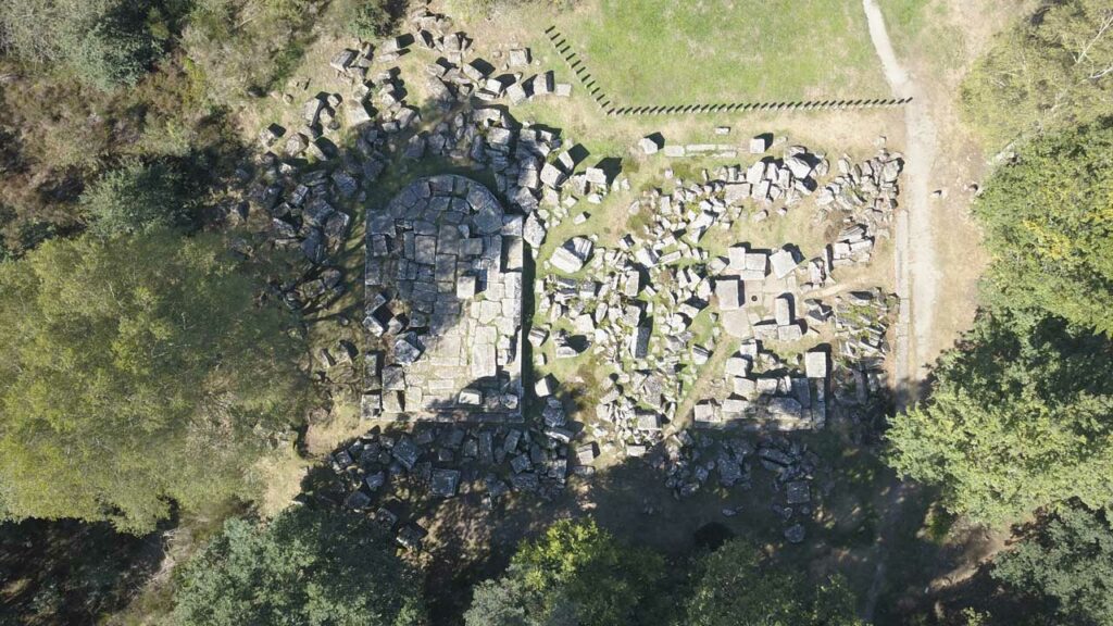 Les deux tombeaux-temples (vue aérienne) sur le site gallo-romain des Cars. Saint-Merd-Les-Oussines, Corrèze, Nouvelle-Aquitaine.